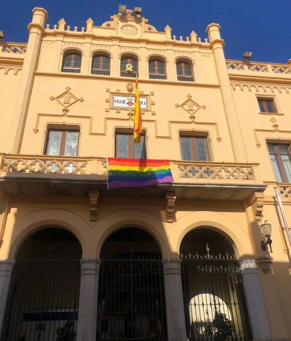 La bandera LGTBI llueix a la façana de l’Ajuntament de Sitges per reivindicar l’inici del mes de l’Orgull