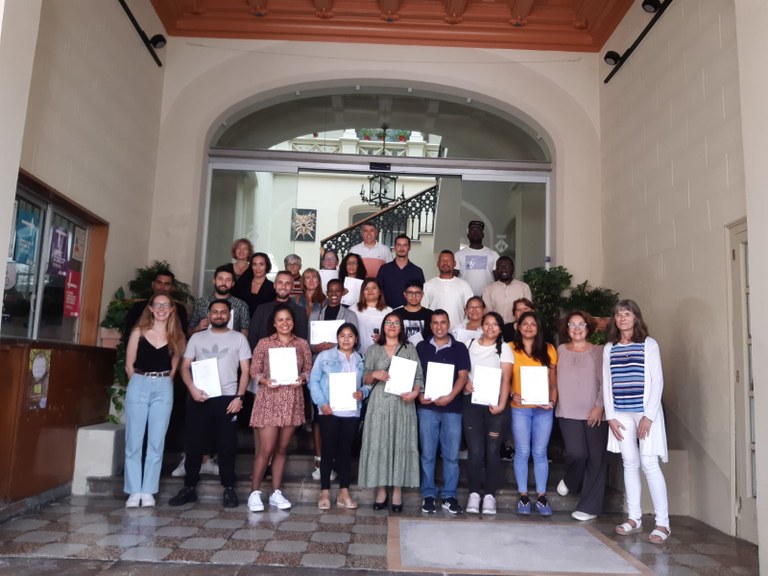Una trentena de persones nouvingudes reben el Certificat d’acollida i el Certificat Implica’t a Sitges